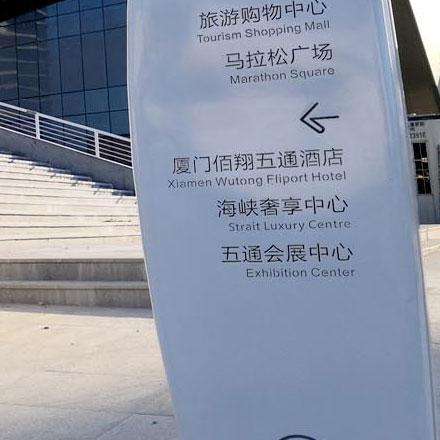 如何通過社交媒體網站設計吸引更多的用戶和互動？